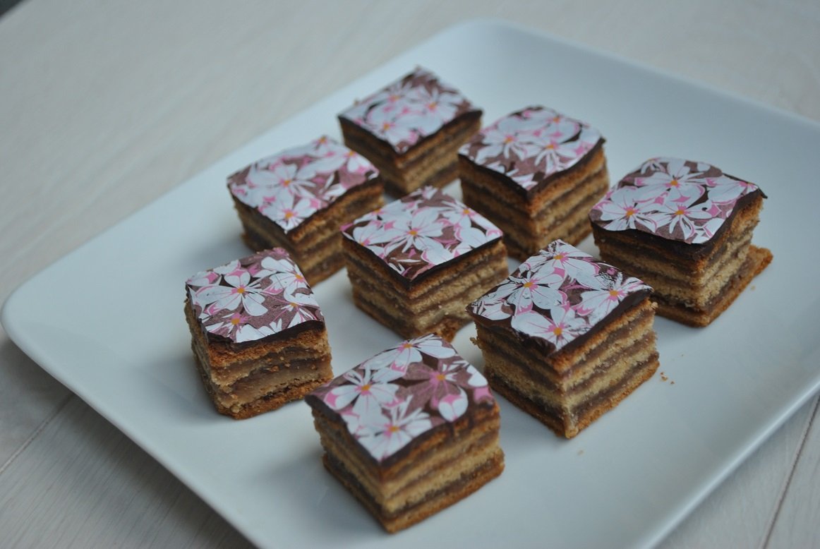 virágmintás zserbó